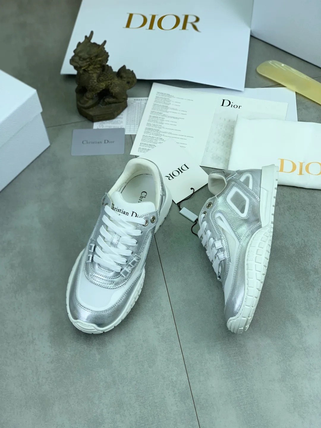 Men's men's shoes P560 new Dior Tech sneakers 2026 early spring series new products, with fashionable details, highlighting retro aesthetics. The light beige anti-suede cow leather upper is spliced ​​with apricot transparent mesh fabric on the side. The upper window edge is adhered with high-frequency flat ironing and back-pressure. It replicates the original craftsmanship, making it beautiful and comfortable without falling off. The interior is made of sheep lining of the same color and is soft and comfortable. The heel and tongue are embellished with the Paris logo. The textured TPU soles with the same color logo. The high-end version is exquisitely packaged with an airplane box, adding to the high-end style. Color: 4️⃣colors available Size: Female 35-41 Male 39-46